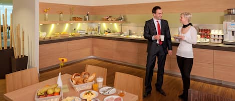 Petit déjeuner buffet (17 EUR par personne)