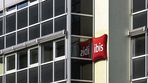 A building facade with multiple windows and a red sign with the text "iobis". - ibis Augsburg Hauptbahnhof (Augsburg)