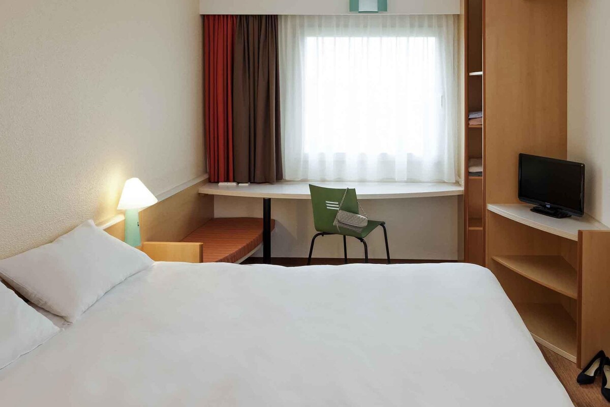 ห้องดับเบิล, เตียงใหญ่ 1 เตียง (New Sleep Easy Concept) | โต๊ะทำงาน, ผ้าม่านกันแสง, Wi-Fi ฟรี, นาฬิกาปลุก
