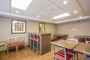 Dining - Comfort Inn Pickering (Pickering)