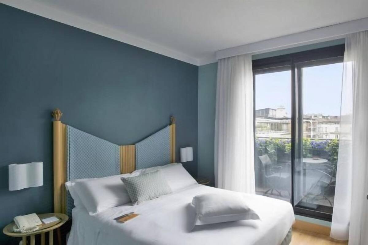 Hypo-allergenic bedding, down duvets, free minibar items, in-room safe