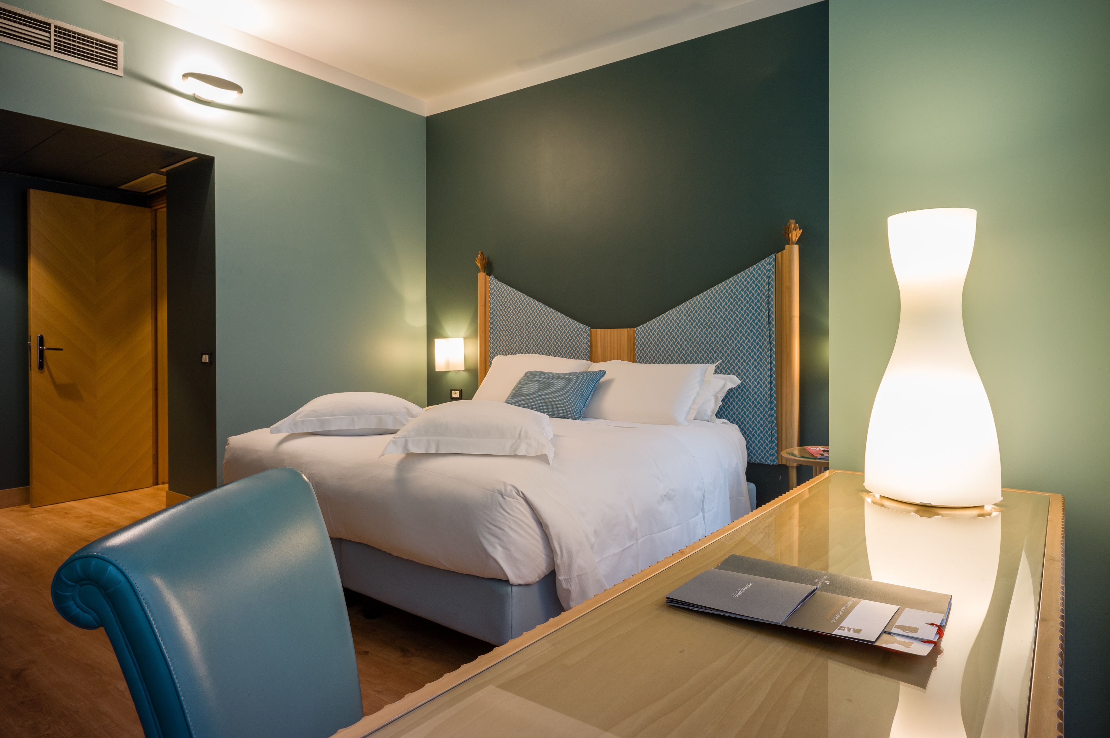 deluxe double or twin room, non smoking | 1 bedroom, hypo-allergenic bedding, down duvets, free minibar items
