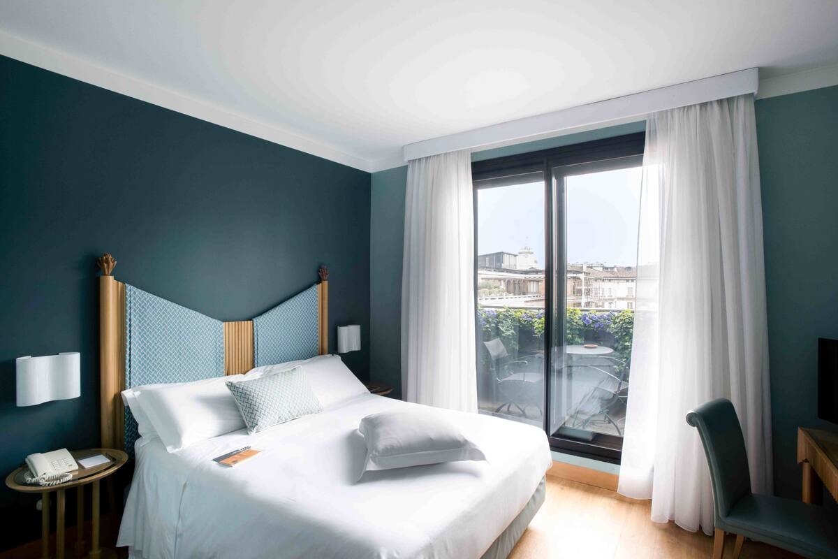 Hypo-allergenic bedding, down duvets, free minibar items, in-room safe
