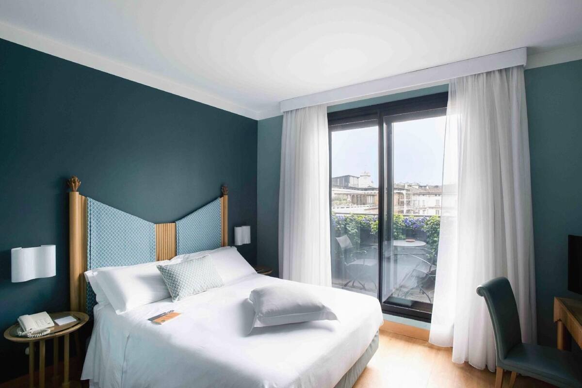 Hypo-allergenic bedding, down duvets, free minibar items, in-room safe