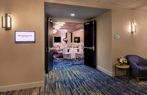 Ballroom - Crowne Plaza Boston - Woburn by IHG (Woburn)