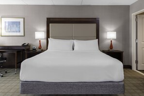 Egyptian cotton sheets, premium bedding, desk, blackout curtains - Crowne Plaza Boston - Woburn by IHG (Woburn)