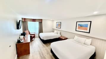 Standard Two Queen Beds - Conference Centre | Roupas de cama premium, cofres nos quartos, cortinas blackout