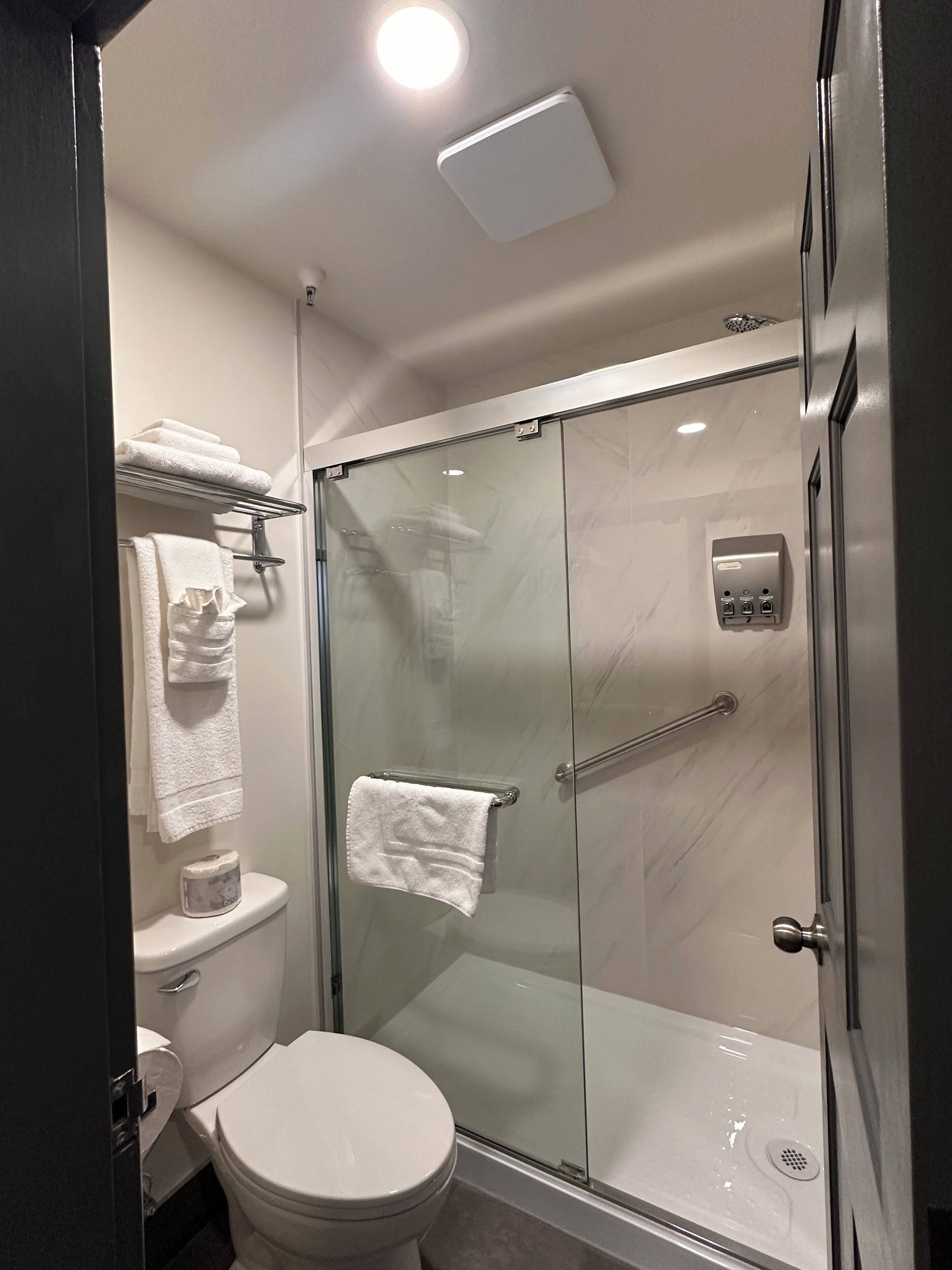 Renovated 1 King Bed - Main Building | Bathroom