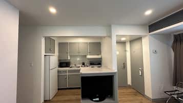 Renovated Queen Suite- Main Building | Cocina privada | Cafetera o tetera y hervidor eléctrico