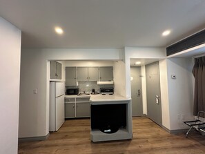 Renovated Queen Suite- Main Building | Cuisine privée | Cafetière/bouilloire, bouilloire électrique