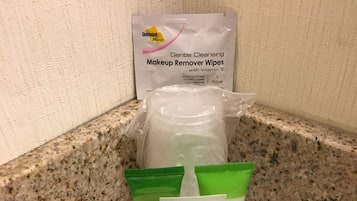 Una encimera con un paquete de jabón facial Truly Earth Friend (de semilla de uva), una botella de toallitas Diamond para quitar el maquillaje y varios tubos de loción corporal Nourish.