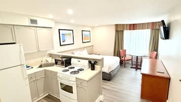 Standard One Queen Full Kitchen - Conference Centre | Premium bedding, in-room safe, blackout drapes, iron/ironing board