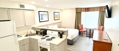 Standard One Queen Full Kitchen - Conference Centre | Ylelliset vuodevaatteet, tallelokero huoneessa, pimennysverhot
