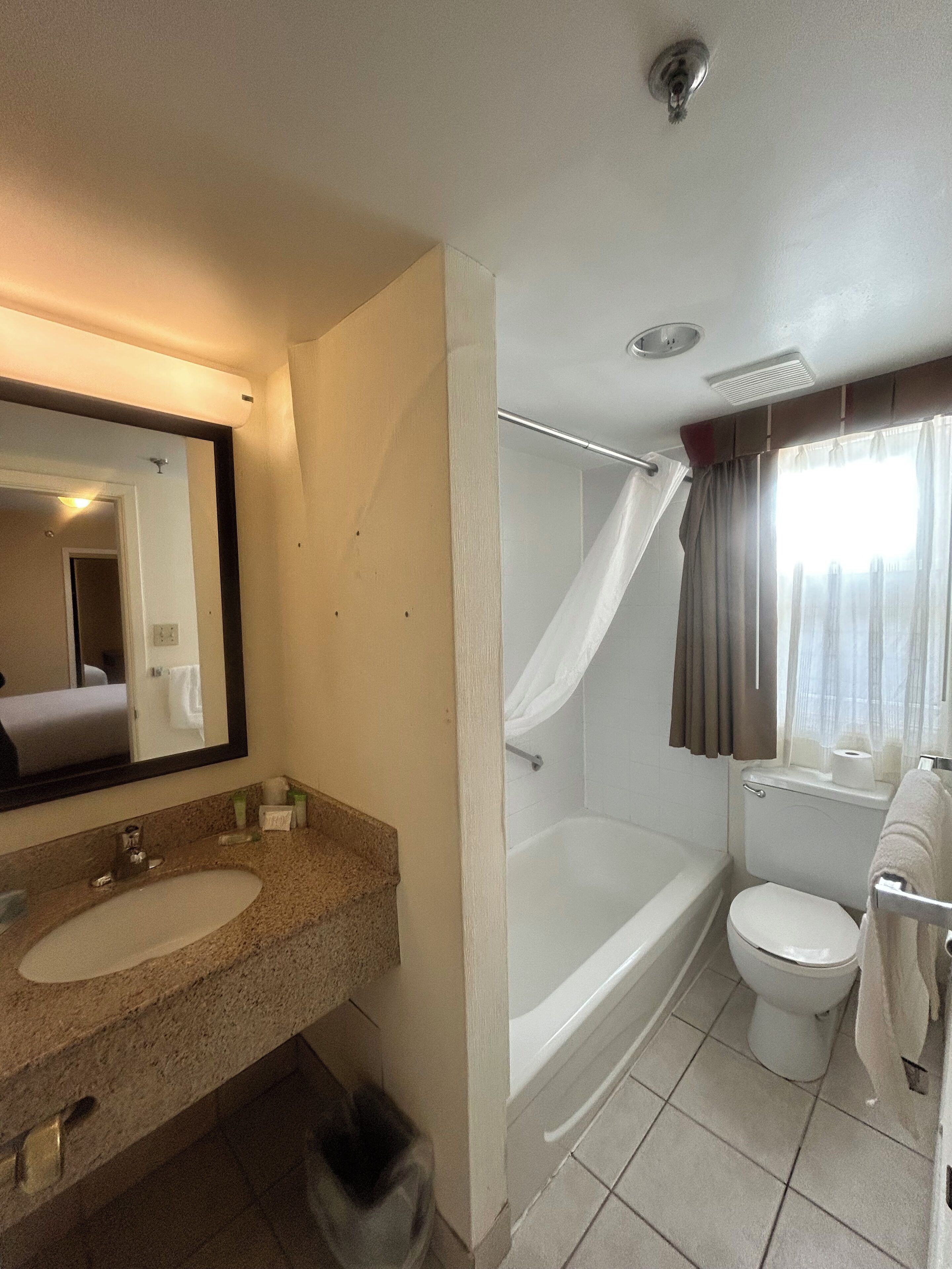 Un baño con lavamanos, inodoro y bañera.
