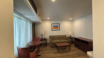 Renovated Queen Suite- Main Building | Coin séjour