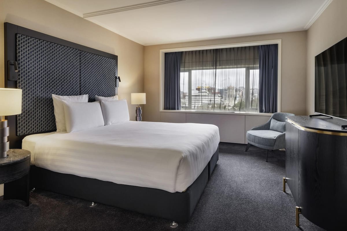 Junior Suite, 1 King Bed | Premium bedding, minibar, in-room safe, desk