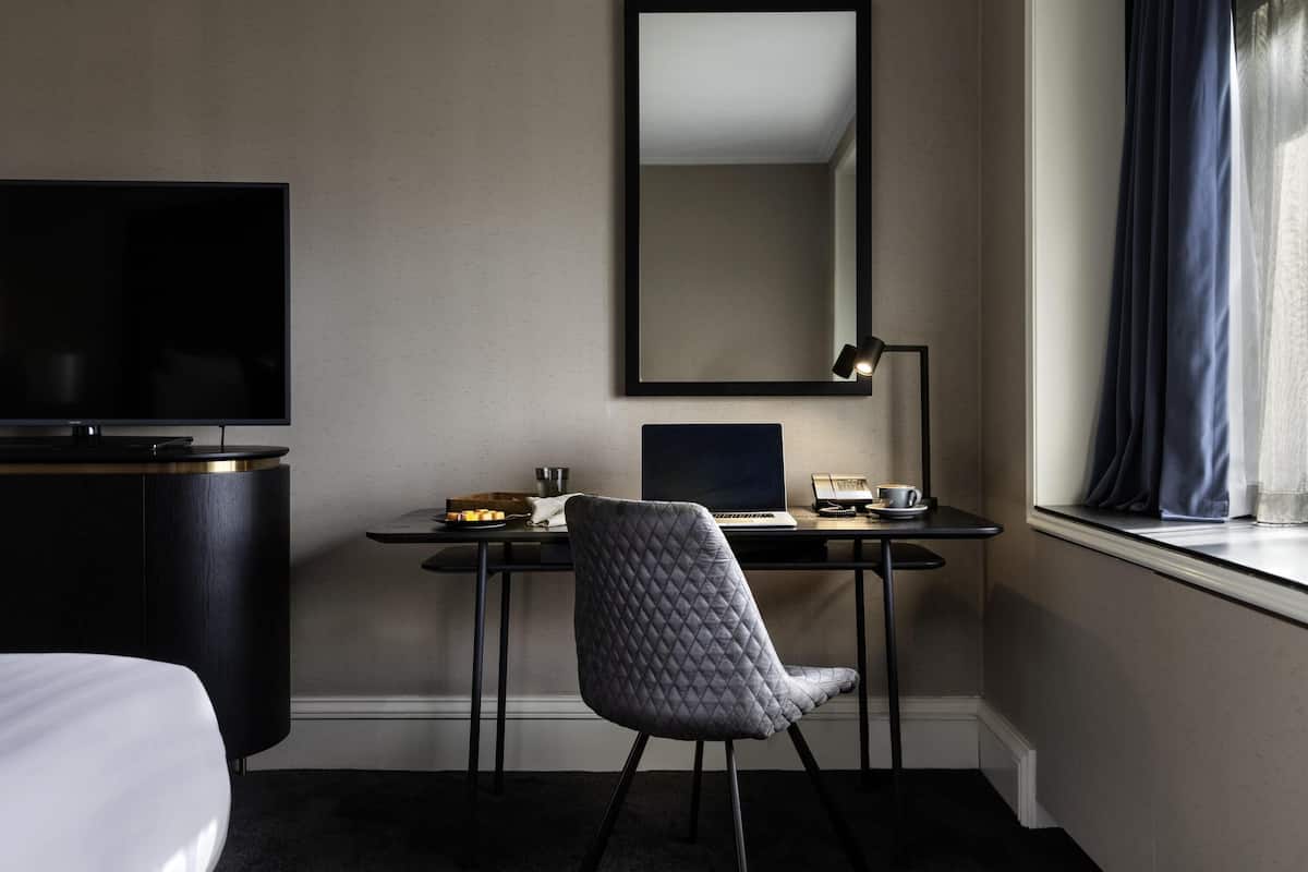 1 bedroom, premium bedding, minibar, in-room safe