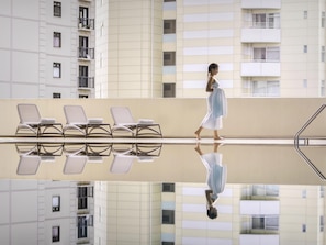 Piscine intérieure, chaises longues