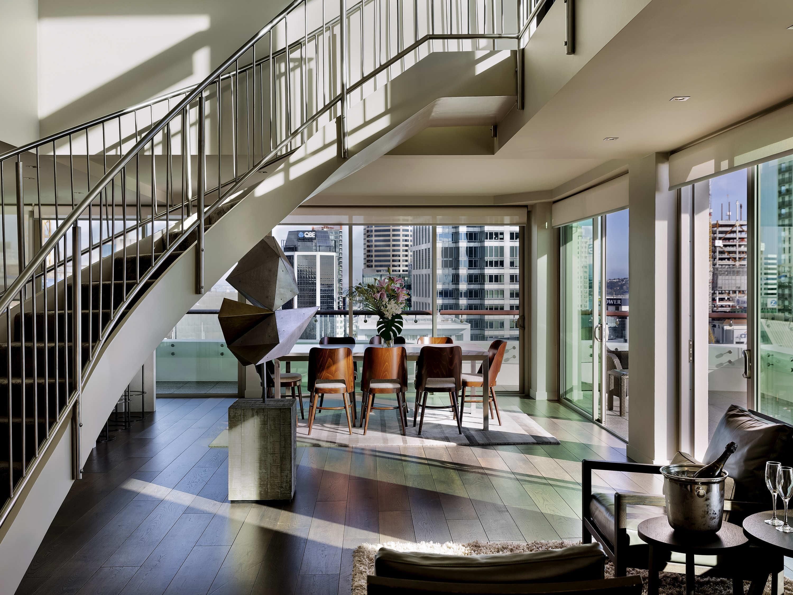 高級寢具、迷你吧、房內夾萬、書桌