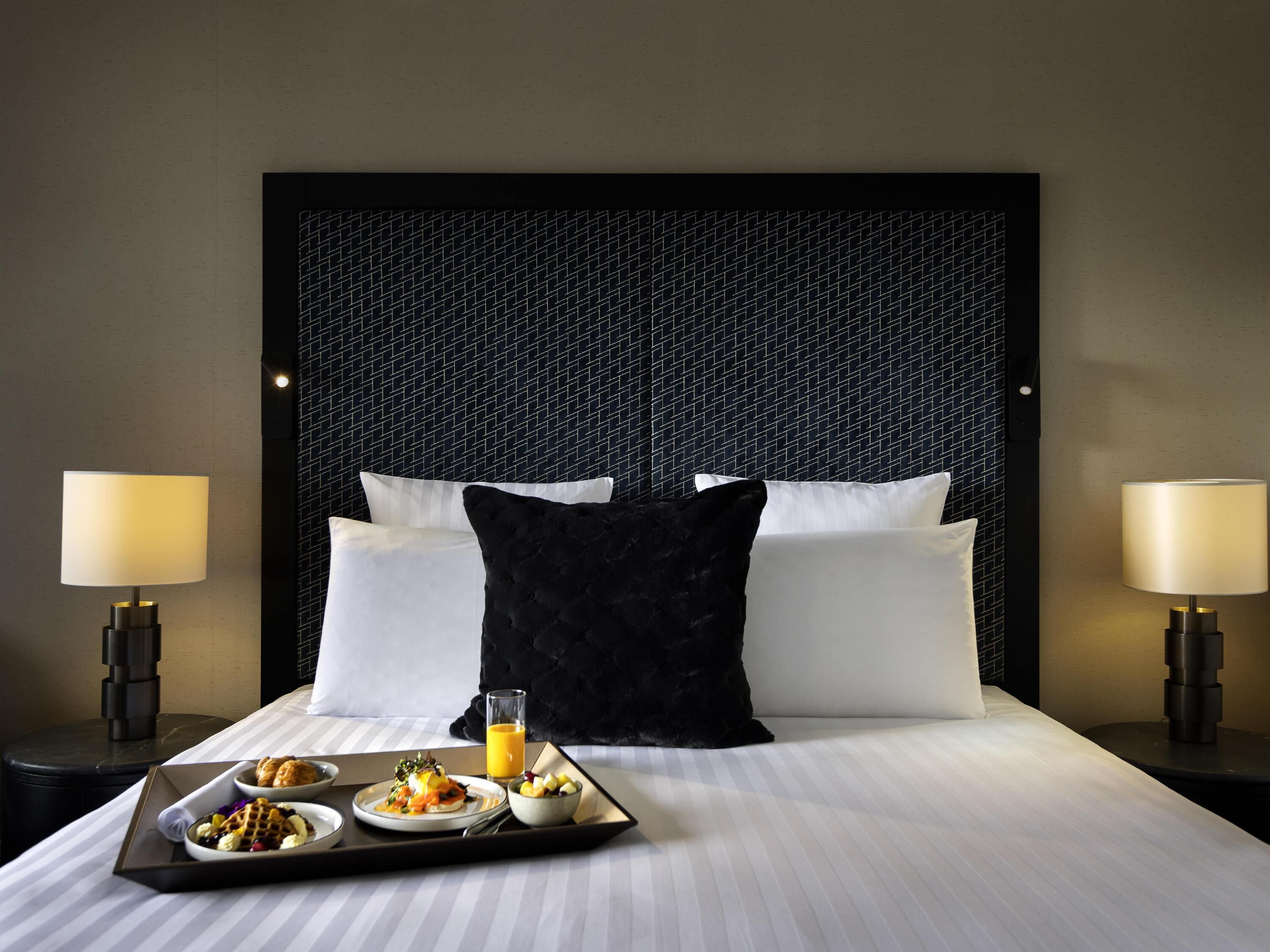 Roupas de cama premium, frigobar, cofres nos quartos, escrivaninha