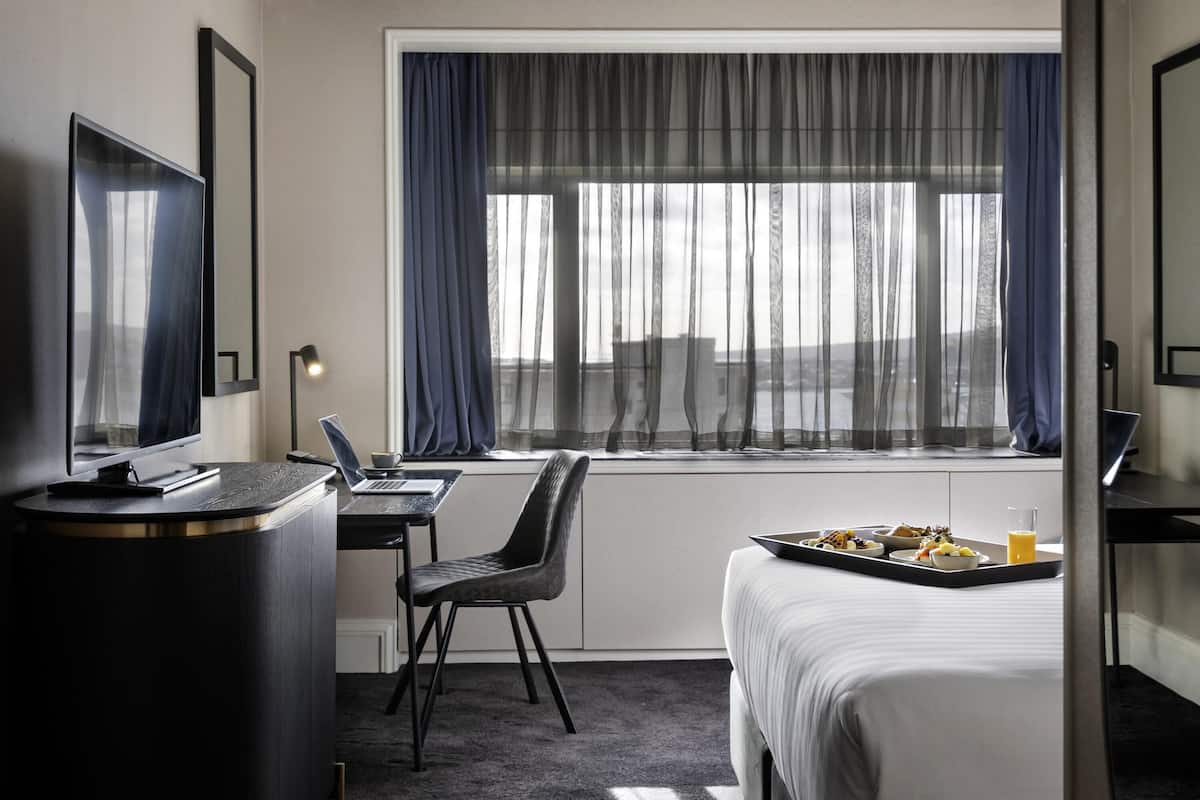 Habitación Deluxe, 1 cama King size | Ropa de cama de alta calidad y minibar