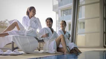 Piscine couverte, chaises longues