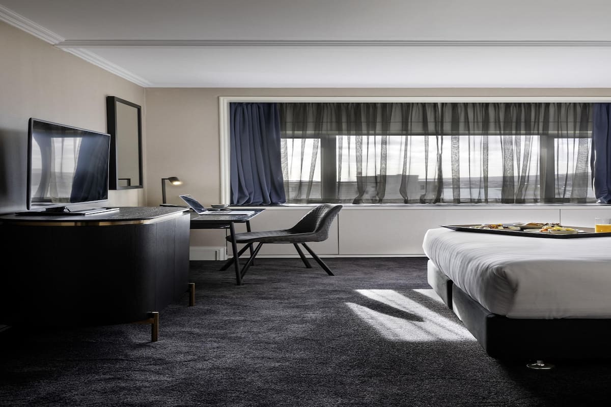 Superior Room, 1 King Bed (Executive) | Premium bedding, minibar, in-room safe, desk