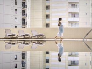 Una piscina techada, sillones reclinables de piscina