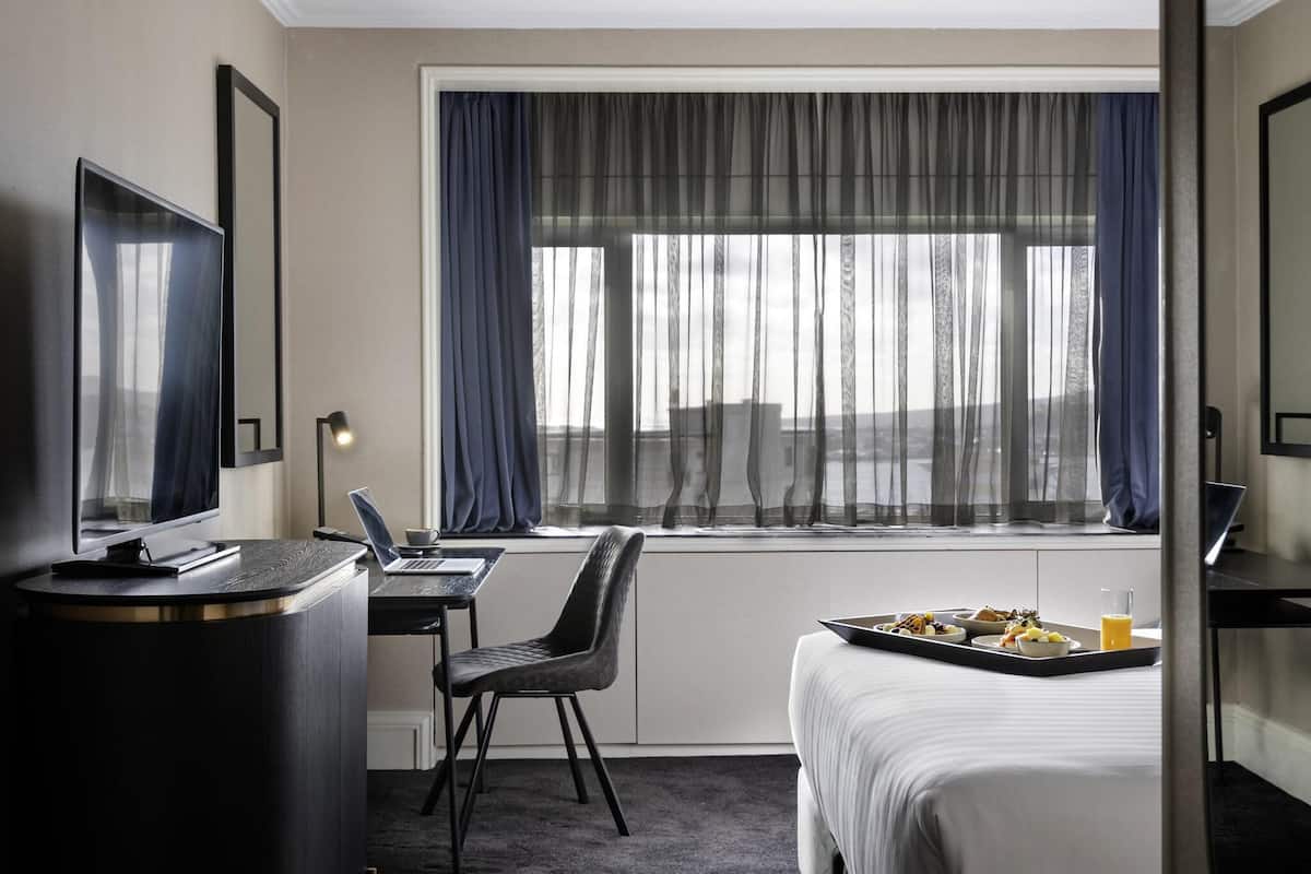 Habitación Deluxe, 1 cama King size | Ropa de cama de alta calidad y minibar