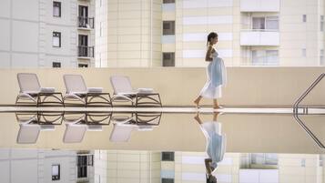Indoor pool, sun loungers
