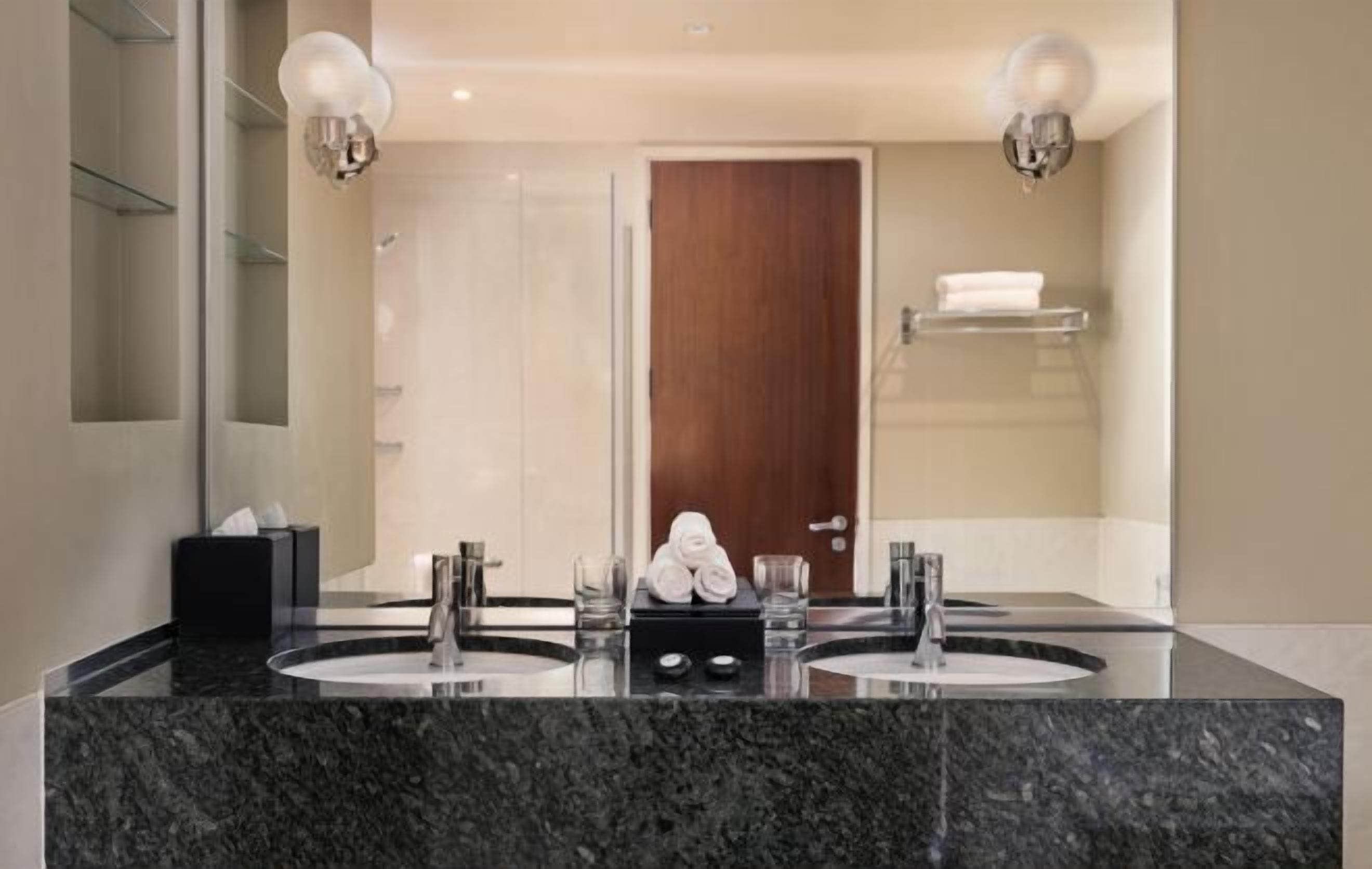 Baño | Amenidades de baño ecológicas, secadora de cabello, batas, pantuflas 