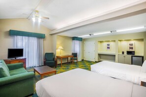 Suite, 2 camas dobles, no fumadores | Colchones con acolchado adicional, escritorio, cortinas opacas