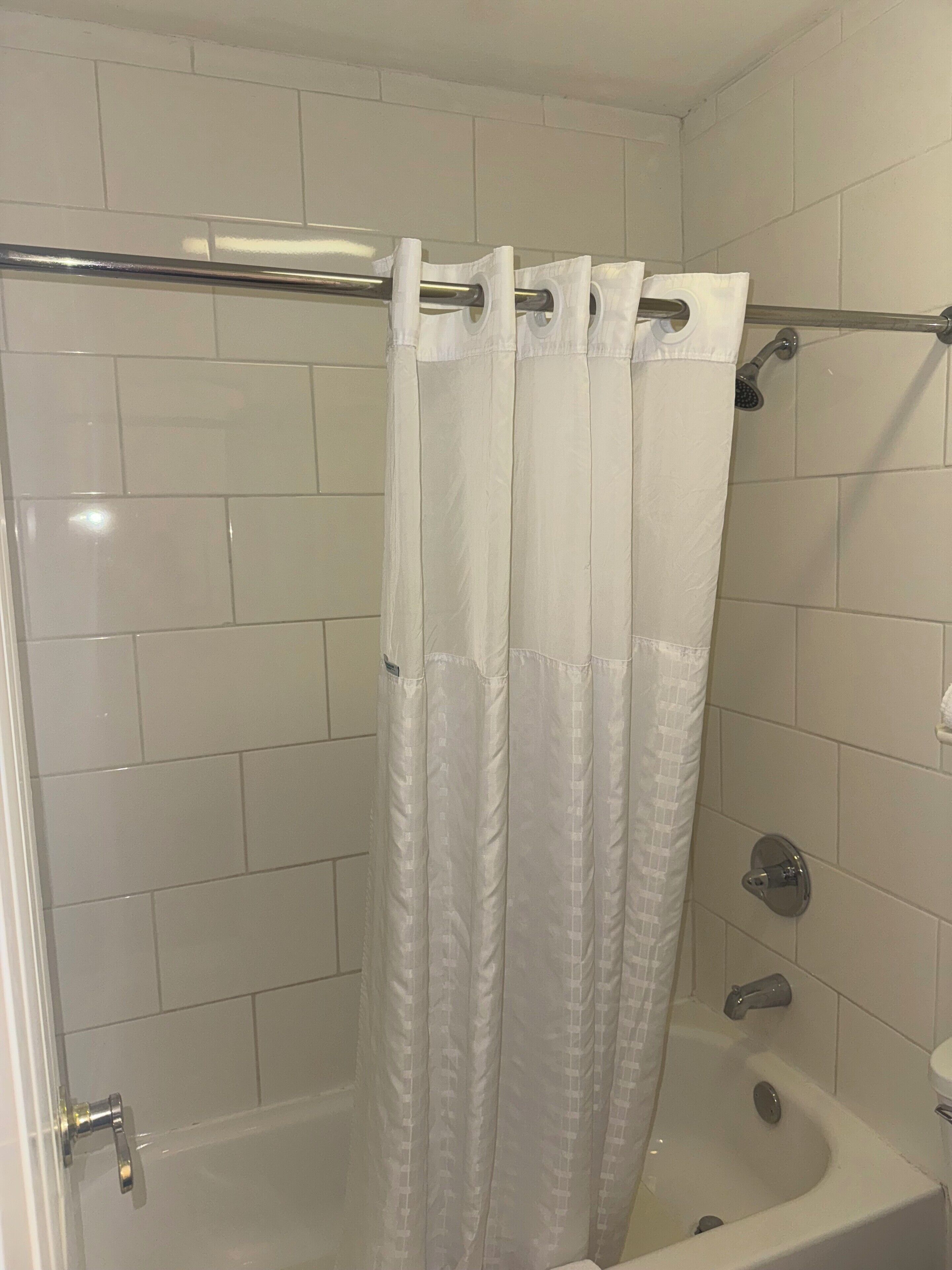 Ensemble douche/baignoire, articles de toilette gratuits, sèche-cheveux