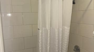 Ensemble douche/baignoire, articles de toilette gratuits, sèche-cheveux