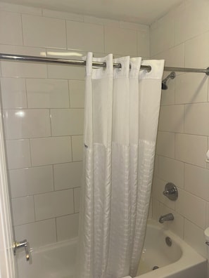 Kombinasi shower/bathtub dan perlengkapan mandi gratis