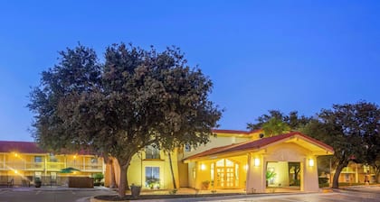 Super 8 by Wyndham Eagle Pass