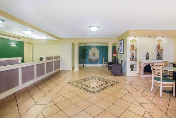 Lobby - Super 8 by Wyndham Eagle Pass (Eagle Pass)