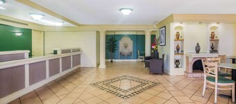 Super 8 by Wyndham Eagle Pass