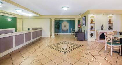 Super 8 by Wyndham Eagle Pass