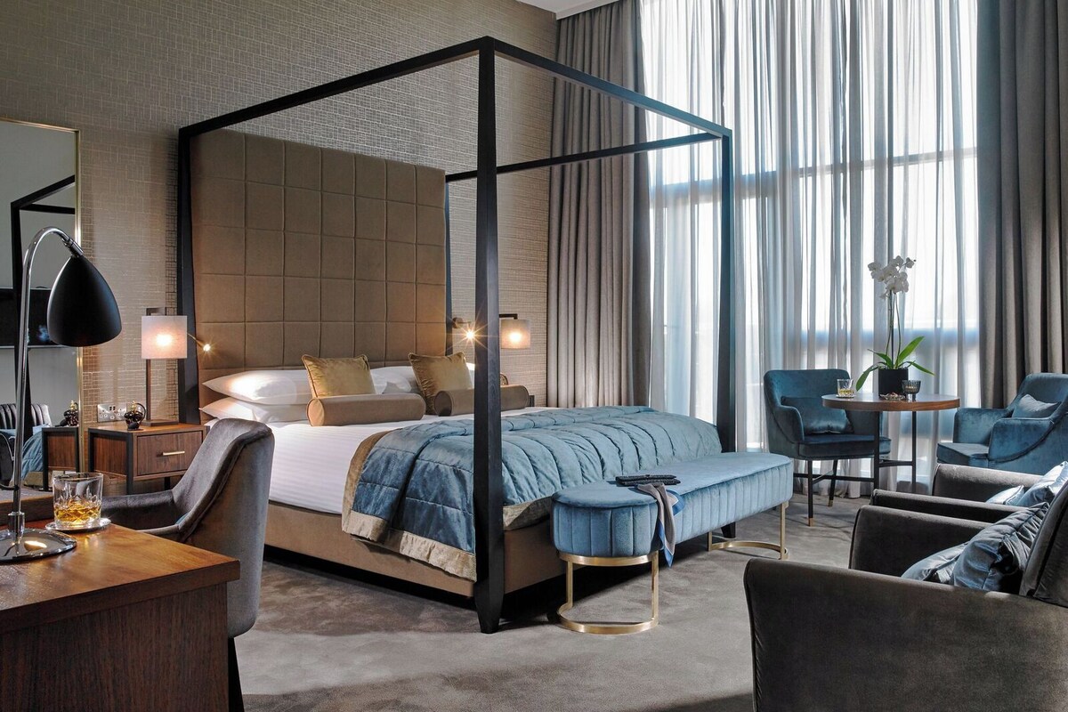 King Suite with Balcony | 低刺激性寝具、セーフティボックス (室内)、デスク、遮光カーテン