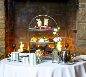 Breakfast and dinner served