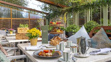 Daily full breakfast (EUR 15.00 per person)