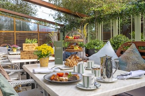 Daily full breakfast (EUR 15.00 per person)