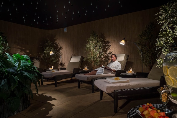 Couples treatment rooms, sauna, hot tub, steam room, body treatments