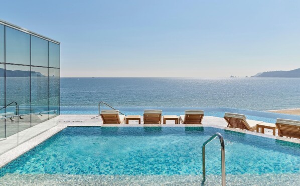 Alberca techada y alberca al aire libre