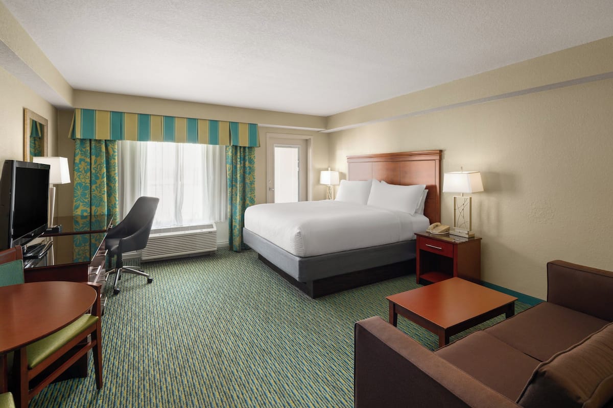 Standard Room, 1 King Bed, Balcony, Pool View
