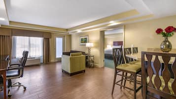 スイート キングベッド 1 台 バルコニー (Jetted Tub) | 高級寝具、ピロートップベッド、セーフティボックス (室内)、デスク