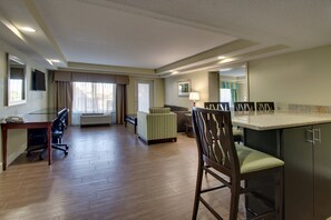 Suite, 1 habitación, balcón, vista a la alberca | Ropa de cama de alta calidad y camas con pillow-top 