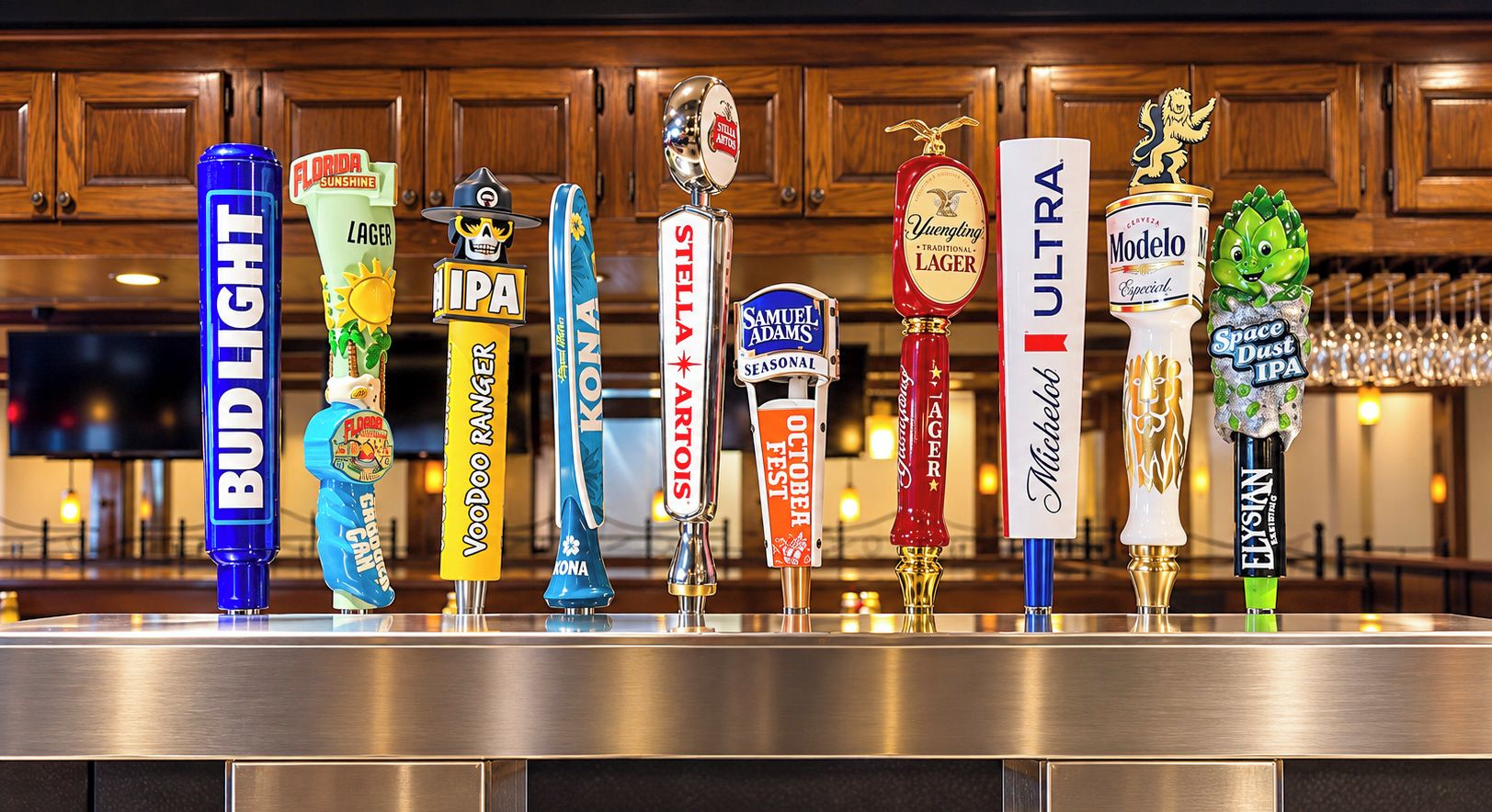 Un bar con varias griferías de cerveza, incluyendo marcas como Bud Light, IPA y Modelo.