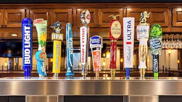 Un bar amb diferents torneigs de cervesa, incloent marques com Bud Light, IPA i Modelo.